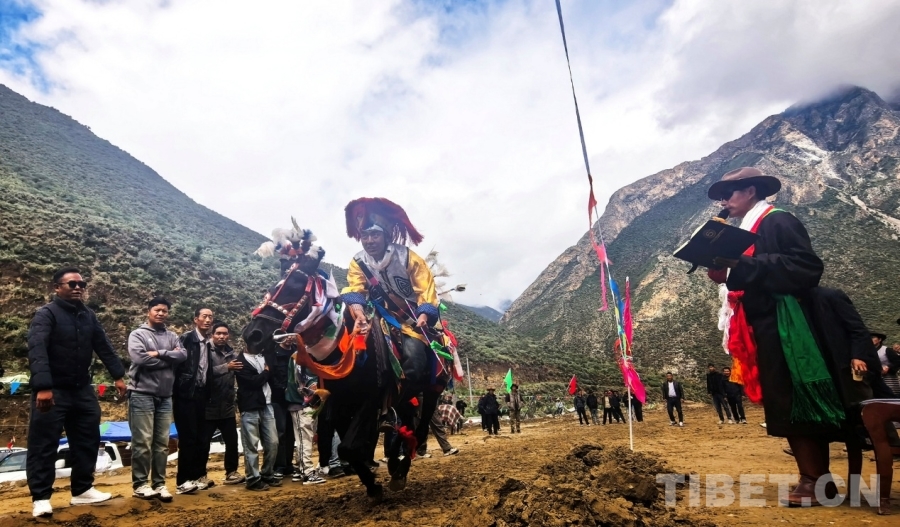 【辉煌60载魅力新西藏】小山村望果节上邂逅藏族群众演绎武松醉酒(图2)