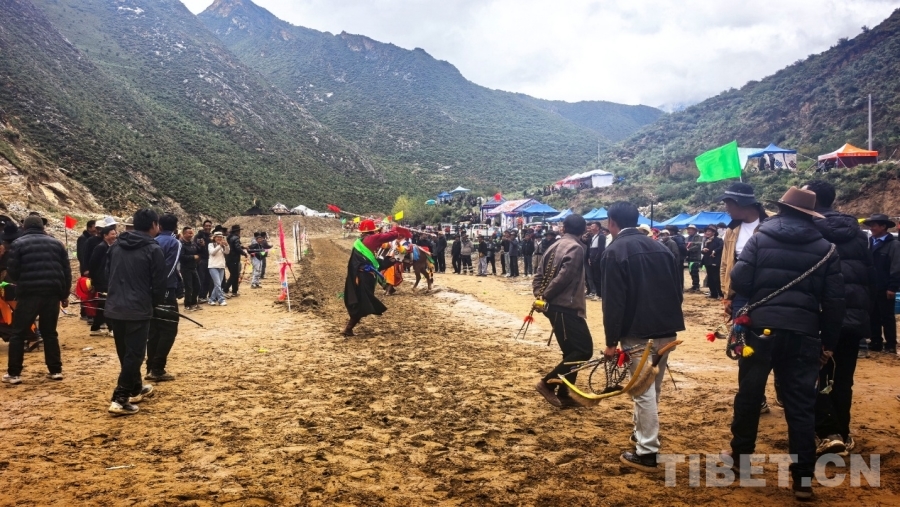 【辉煌60载魅力新西藏】小山村望果节上邂逅藏族群众演绎武松醉酒(图3)