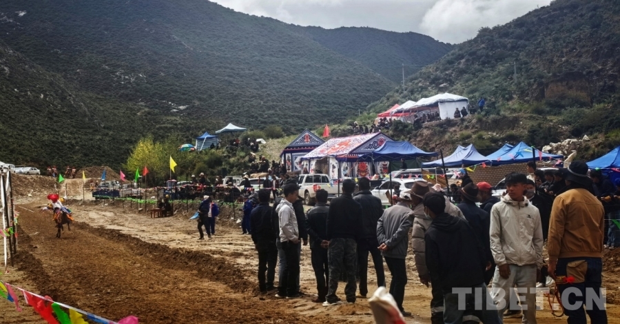 【辉煌60载魅力新西藏】小山村望果节上邂逅藏族群众演绎武松醉酒(图1)