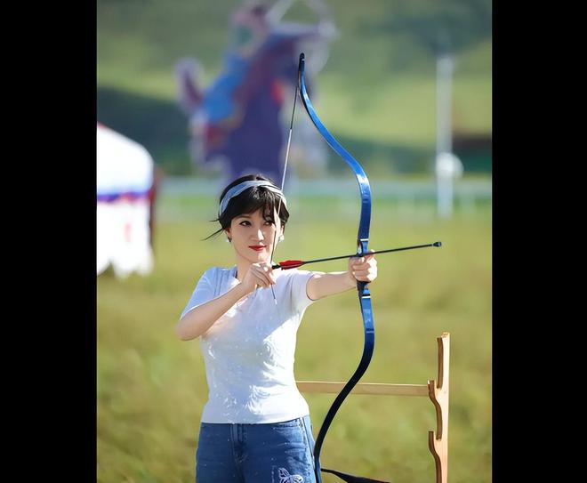 赵雅芝现身草原骑马舞枪射箭美到不像话堪称冻龄女神!(图1)