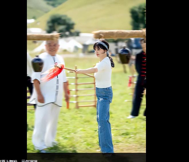 赵雅芝现身草原骑马舞枪射箭美到不像话堪称冻龄女神!(图2)