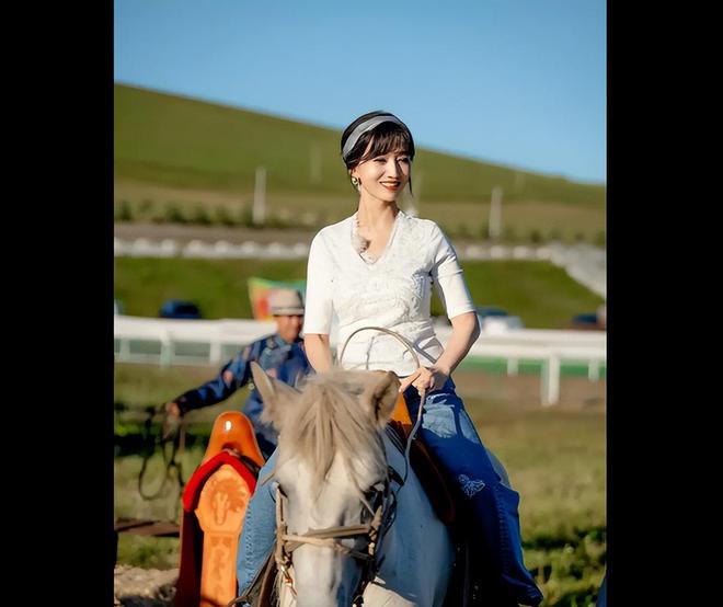 赵雅芝现身草原骑马舞枪射箭美到不像话堪称冻龄女神!(图4)