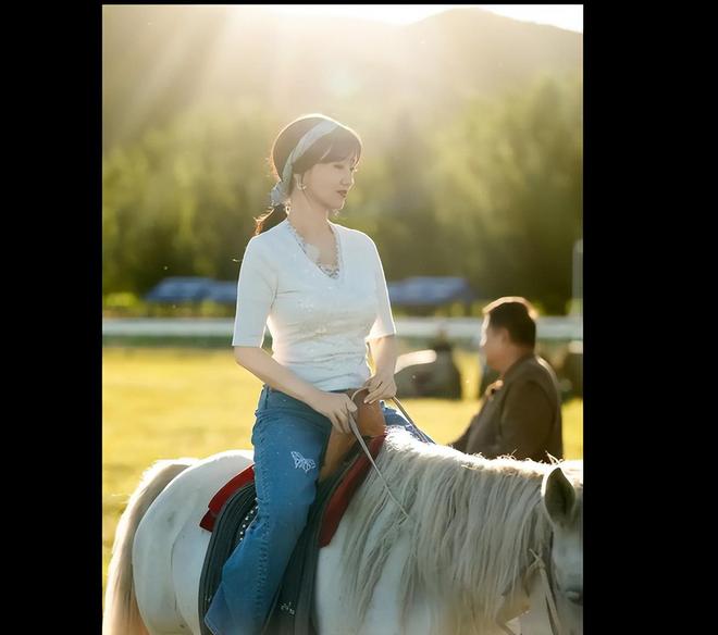 赵雅芝现身草原骑马舞枪射箭美到不像话堪称冻龄女神!(图3)