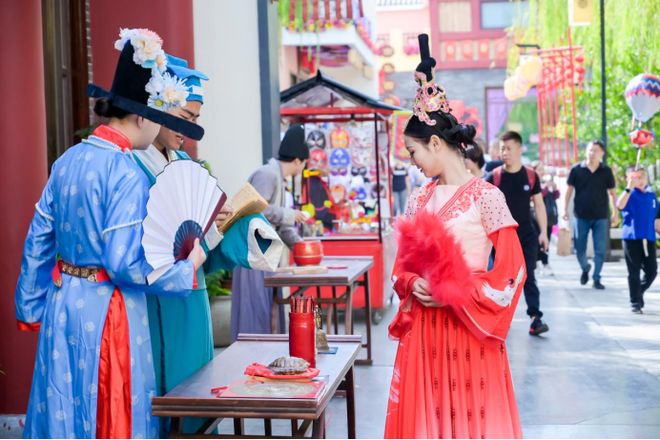 变脸吐火、杂技等表演轮番登场济南方特“国风盛典”即将启幕!(图1)