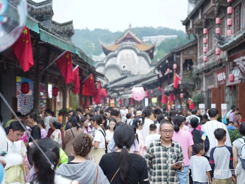 打卡“中国红”|消费升腾烟火气 花式“表白”庆双节(图1)