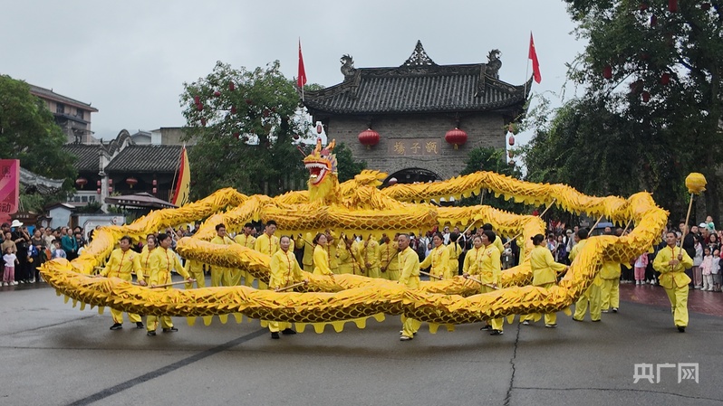 打卡“中国红”|消费升腾烟火气 花式“表白”庆双节(图2)