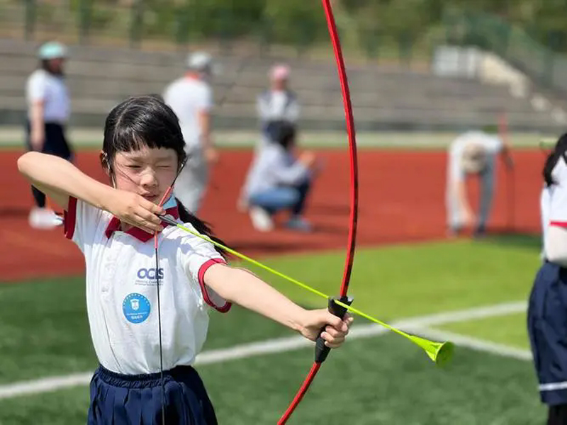 儿童弓箭射箭是一项既有趣又有益的运动项目(图1)