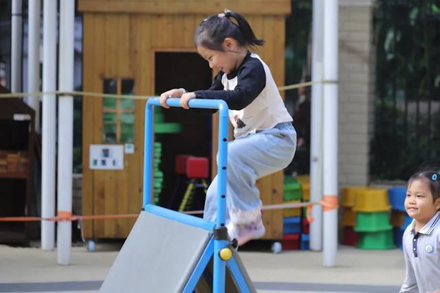 深圳市龙岗区:融湖世纪幼儿园举办幼儿混龄体能大循环专题研讨活动(图1)