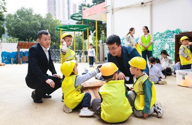 深圳市龙岗区:融湖世纪幼儿园举办幼儿混龄体能大循环专题研讨活动(图2)