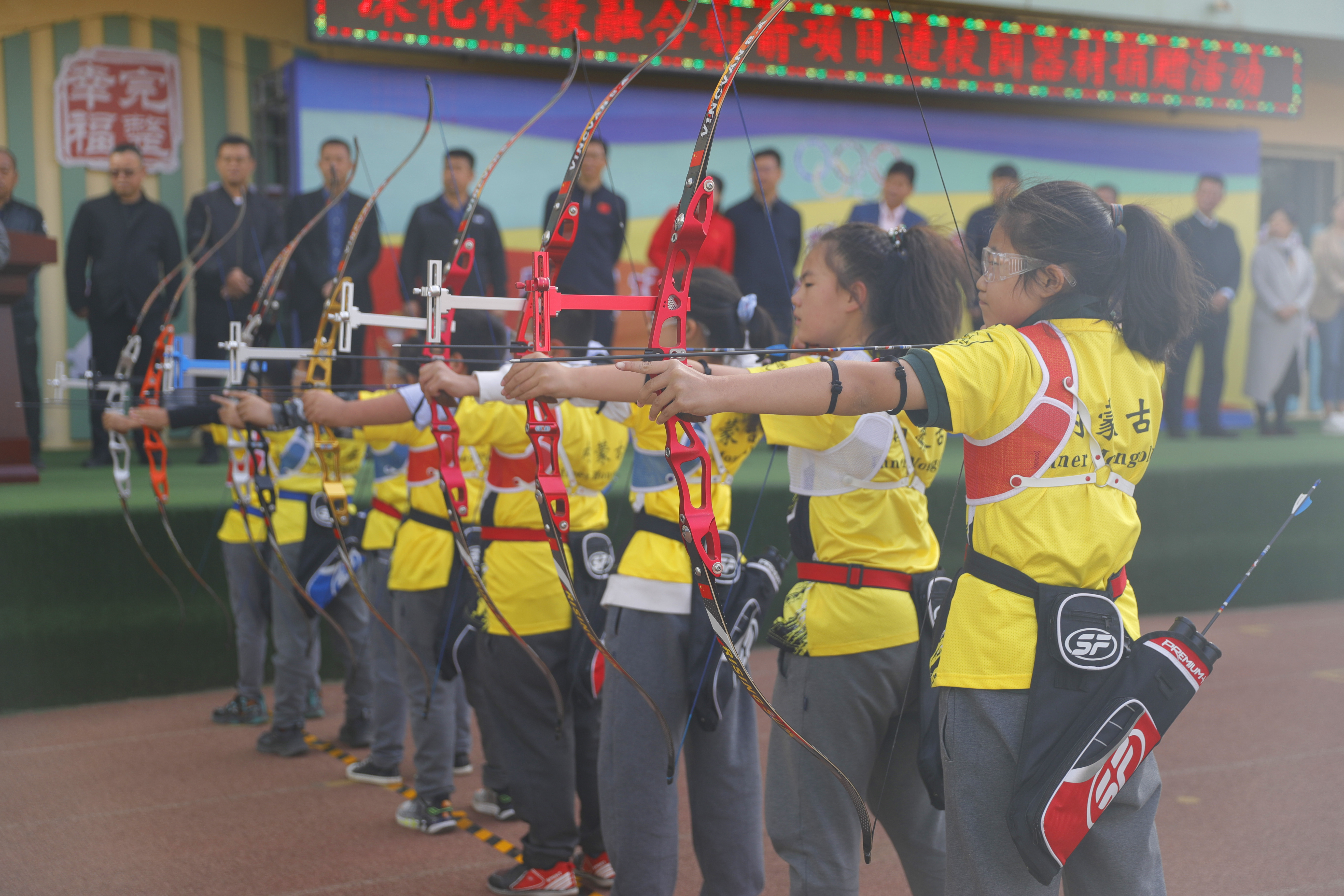 深化体教融合射箭项目进校园活动在呼和浩特市回民区贝尔路小学举行(图2)