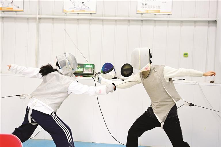 击剑、射箭、动力冲浪板……柳州中小学新兴体育项目玩出花(图1)