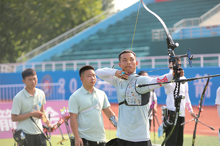 2022年全国射箭奥林匹克项目锦标赛部分赛事金、银、铜牌诞生 万旭庄建球为获奖选手颁奖(图2)