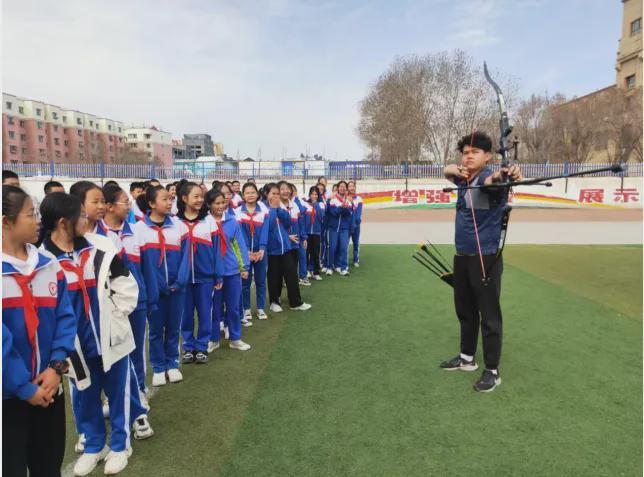 昌吉州射箭队炫技校园传统射箭魅力点燃学子热情(图2)