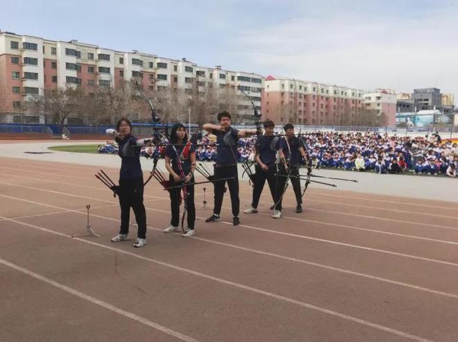昌吉州射箭队炫技校园传统射箭魅力点燃学子热情(图1)