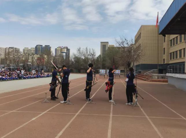 昌吉州射箭队炫技校园传统射箭魅力点燃学子热情(图3)