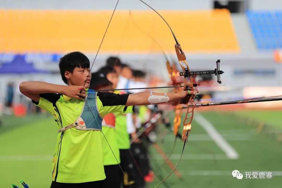 青少年射箭训练 坚定的瞄准目标青少年射箭矫正体态