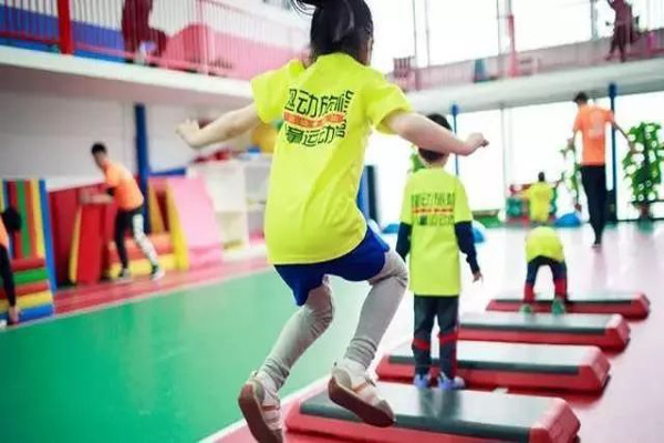 吊杠前行、前空翻、跨障碍山东一幼儿园硬核体能课走红!(图1) 吊杠前行、前空翻、跨障碍山东一幼儿园硬核体能课走红!