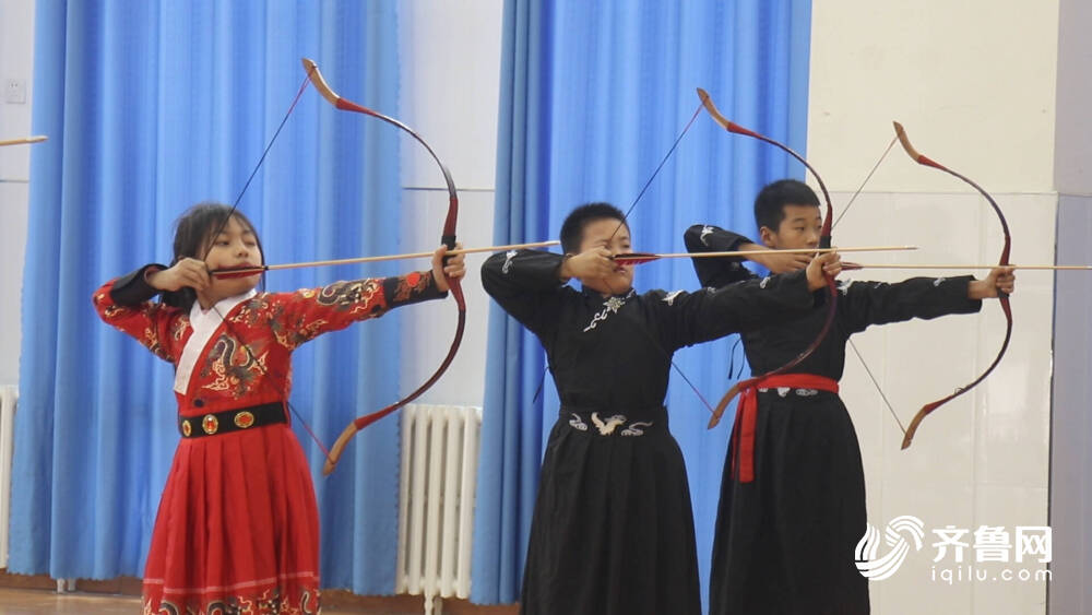 特色体育课进校园 德州市乾赵小学:普及射箭运动 弘扬中华体育精神(图2)