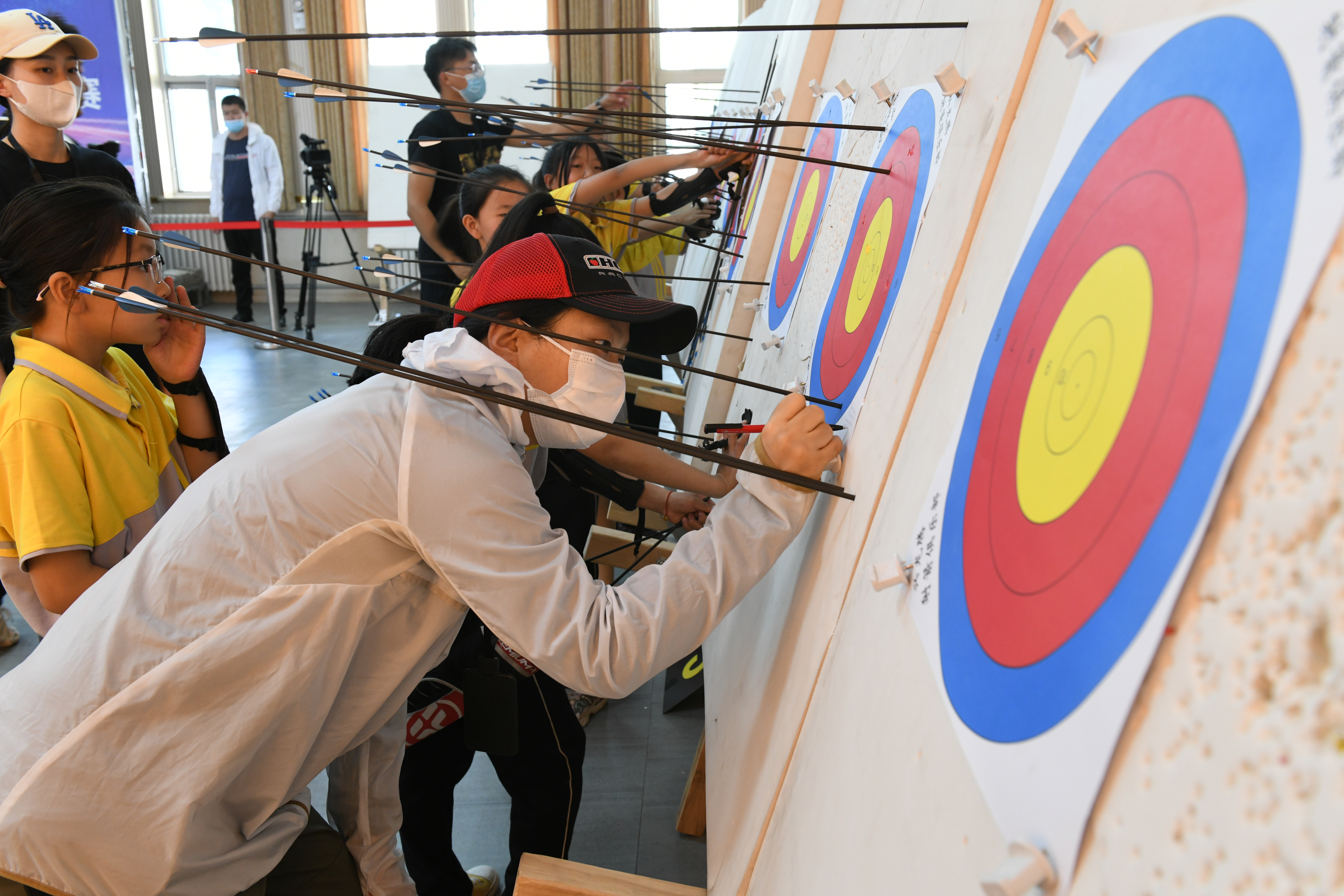 练智力强体魄树品德 青少年爱上那达慕传统运动(图1) 练智力强体魄树品德 青少年爱上那达慕传统运动