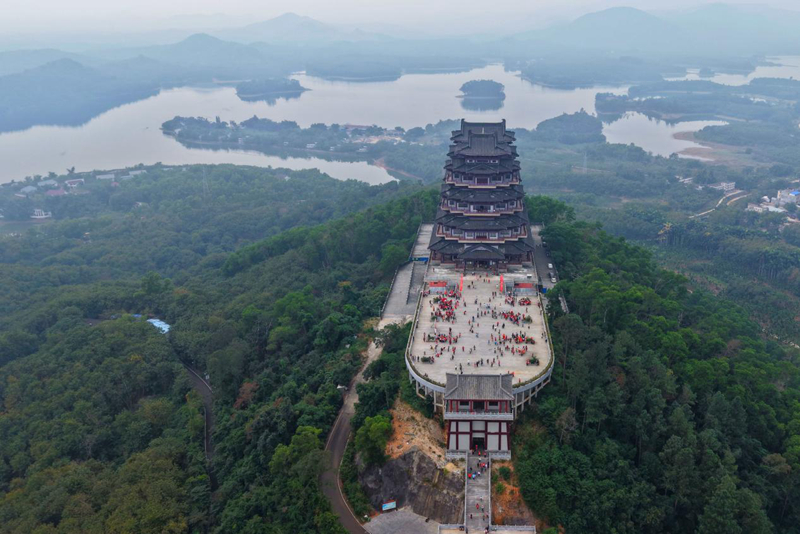 千人登高迎新 !儋州市举办2025年新年登高活动(图3)