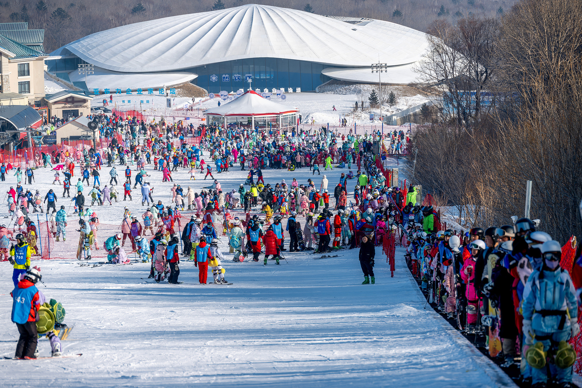 多部门出实招助力冰雪经济 为更多人参与冰雪运动提供更多便利(图1)