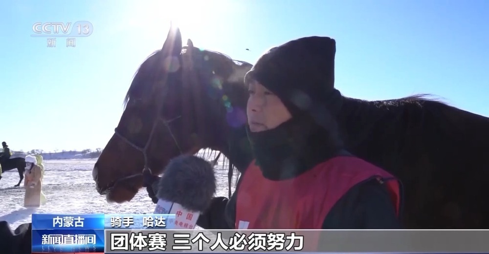 跑马拾哈达、跑马射箭……冬日雪原赛马震撼场面来了(图1)