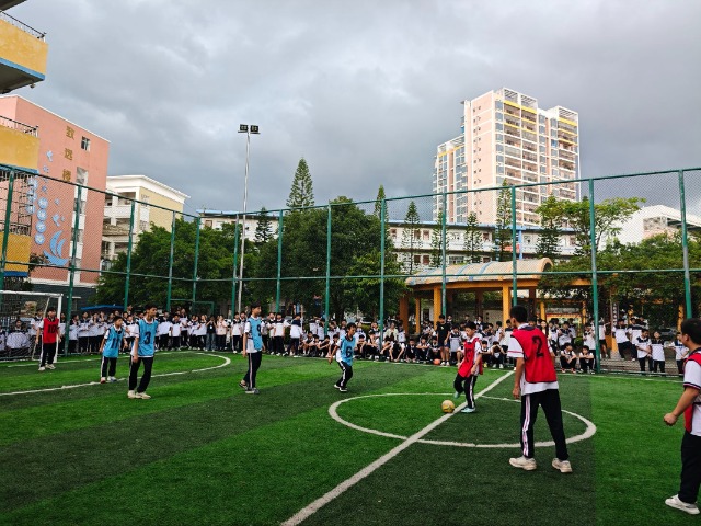 广西钦州市第五中学:方寸小球场 踢出大精彩(图1)