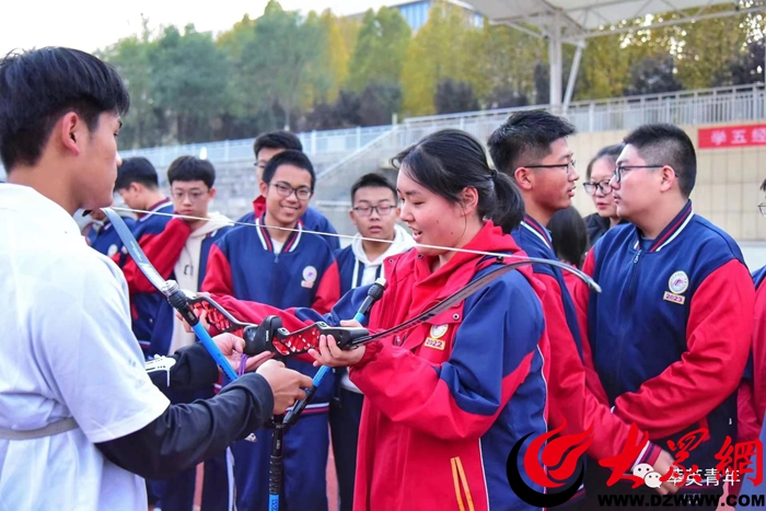 “拉弓射箭的感觉太爽了!”泰安一中新校区学生体验古代“六艺”之射箭(图1)