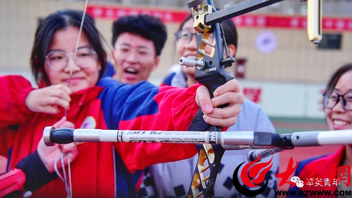 “拉弓射箭的感觉太爽了!”泰安一中新校区学生体验古代“六艺”之射箭(图2)