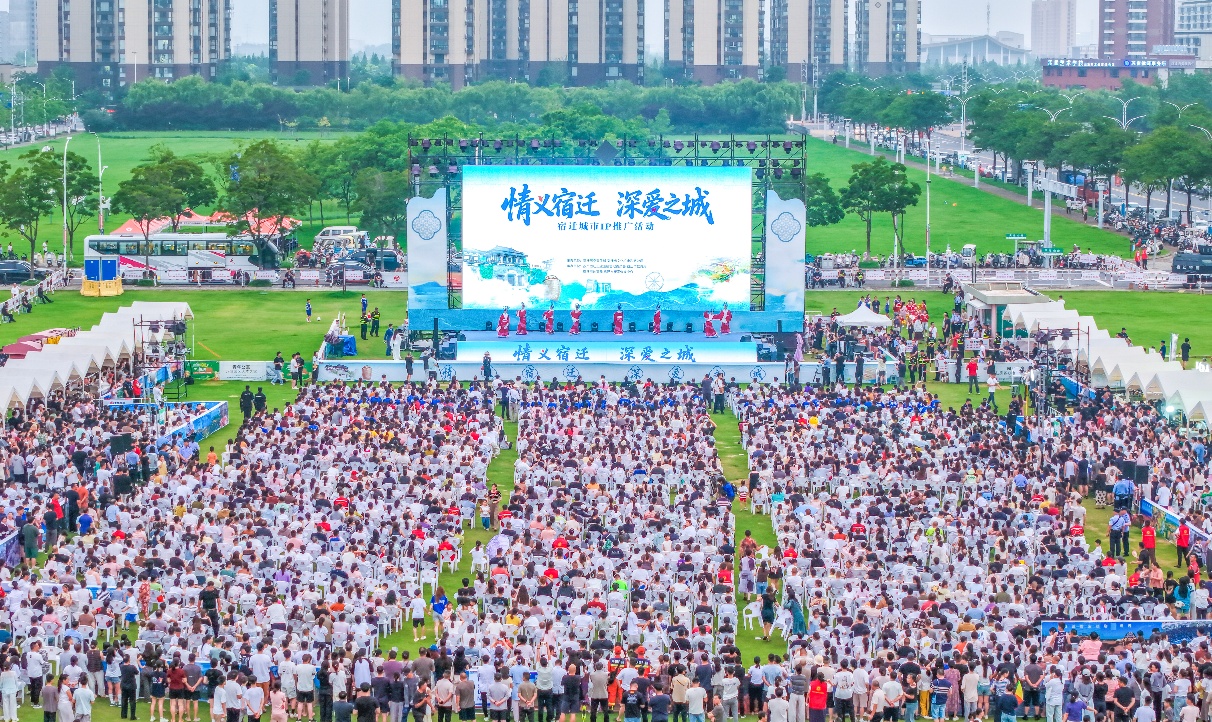 京东“希望足球”公益项目落地宿迁将为当地中学捐建足球操场(图3)