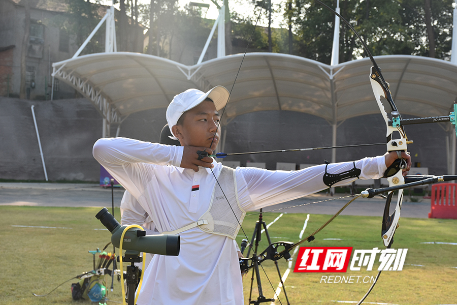 射箭即箭术（Archery）是指借助弓的弹力将箭射出在一定的距离内比赛精准度的体育运动别称射箭运动。射箭最初用于打猎和战争现代射箭运动最早开始于英国。1956年中国开始将射箭列为比赛项目。